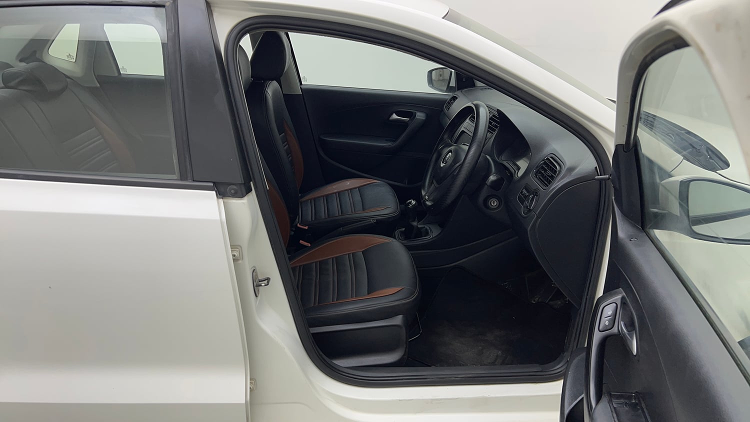 Used 2020 Volkswagen Ameo Trendline 1.0L (P) Petrol Manual interior RIGHT SIDE FRONT DOOR CABIN VIEW