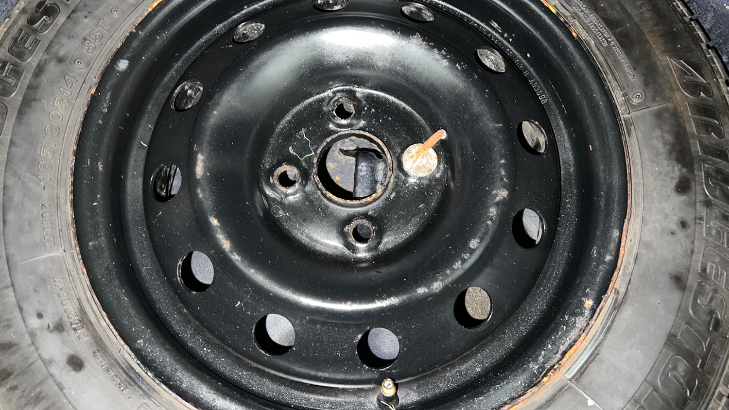 Used 2017 Maruti Suzuki Swift LXi Petrol Manual tyres SPARE TYRE VIEW