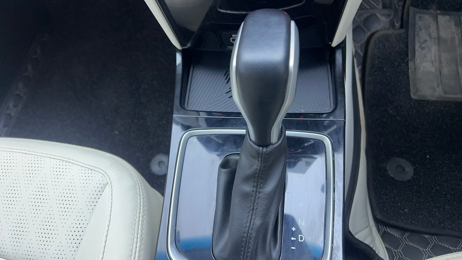 Used 2025 Mahindra XUV 3XO AX7 1.2 Petrol AT Petrol Automatic interior GEAR  KNOB VIEW