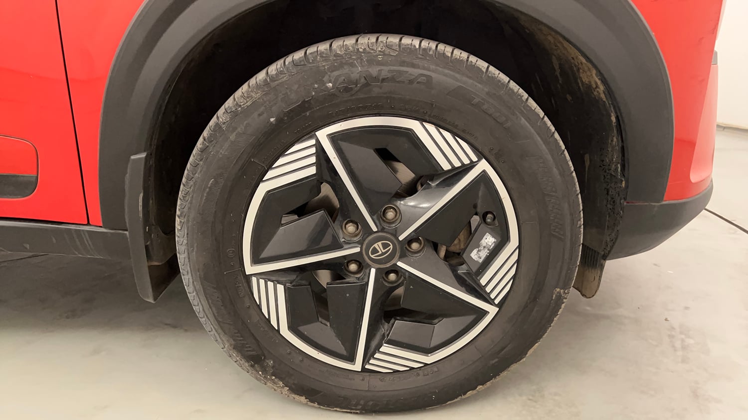 Used 2025 Tata Nexon Fearless Plus S 1.5 Revotorq Diesel 6MT DT Diesel Manual tyres RIGHT FRONT TYRE RIM VIEW