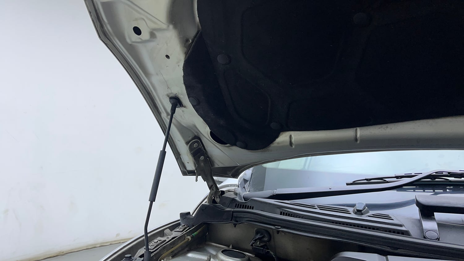 Used 2017 Mahindra XUV500 W4 Diesel Manual engine ENGINE RIGHT SIDE HINGE & APRON VIEW