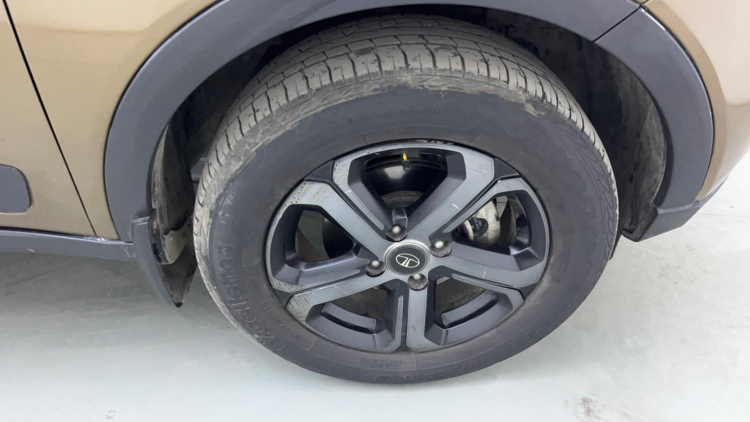 Used 2022 Tata Nexon XZA Plus (Premium) Diesel Jet Diesel Automatic tyres RIGHT FRONT TYRE RIM VIEW