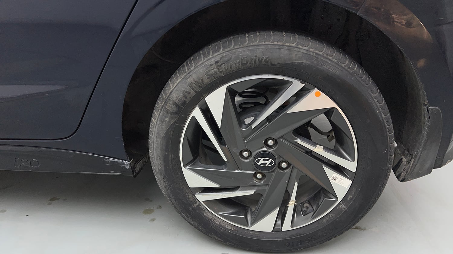 Used 2021 Hyundai New i20 Asta (O) 1.0 Turbo DCT Petrol Automatic tyres LEFT REAR TYRE RIM VIEW