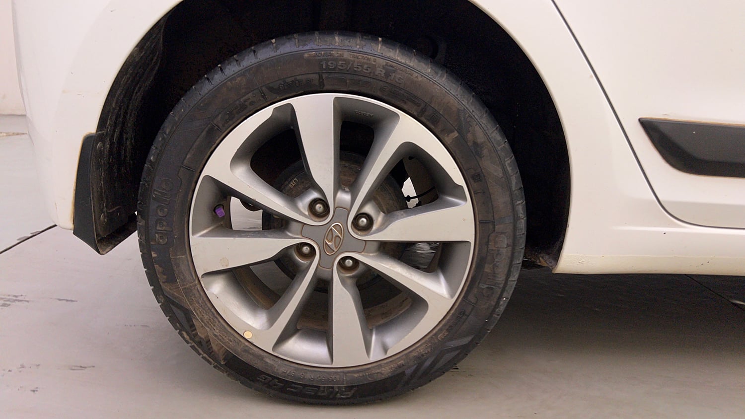 Used 2017 Hyundai Elite i20 Asta 1.2 (O) Petrol Manual tyres RIGHT REAR TYRE RIM VIEW