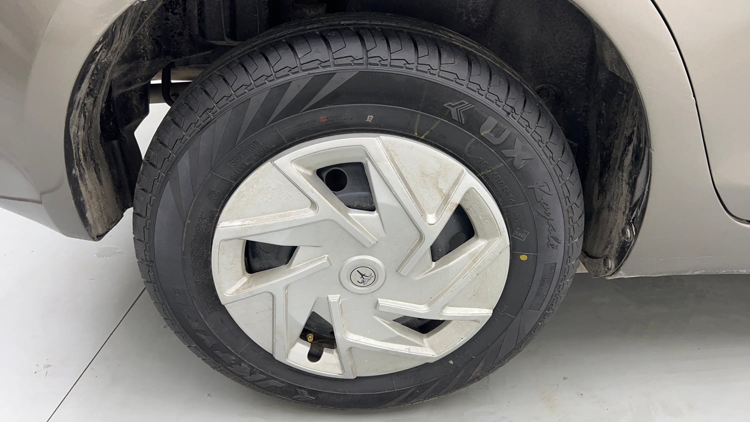 Used 2015 Maruti Suzuki Swift Dzire VXI Petrol Manual tyres RIGHT REAR TYRE RIM VIEW