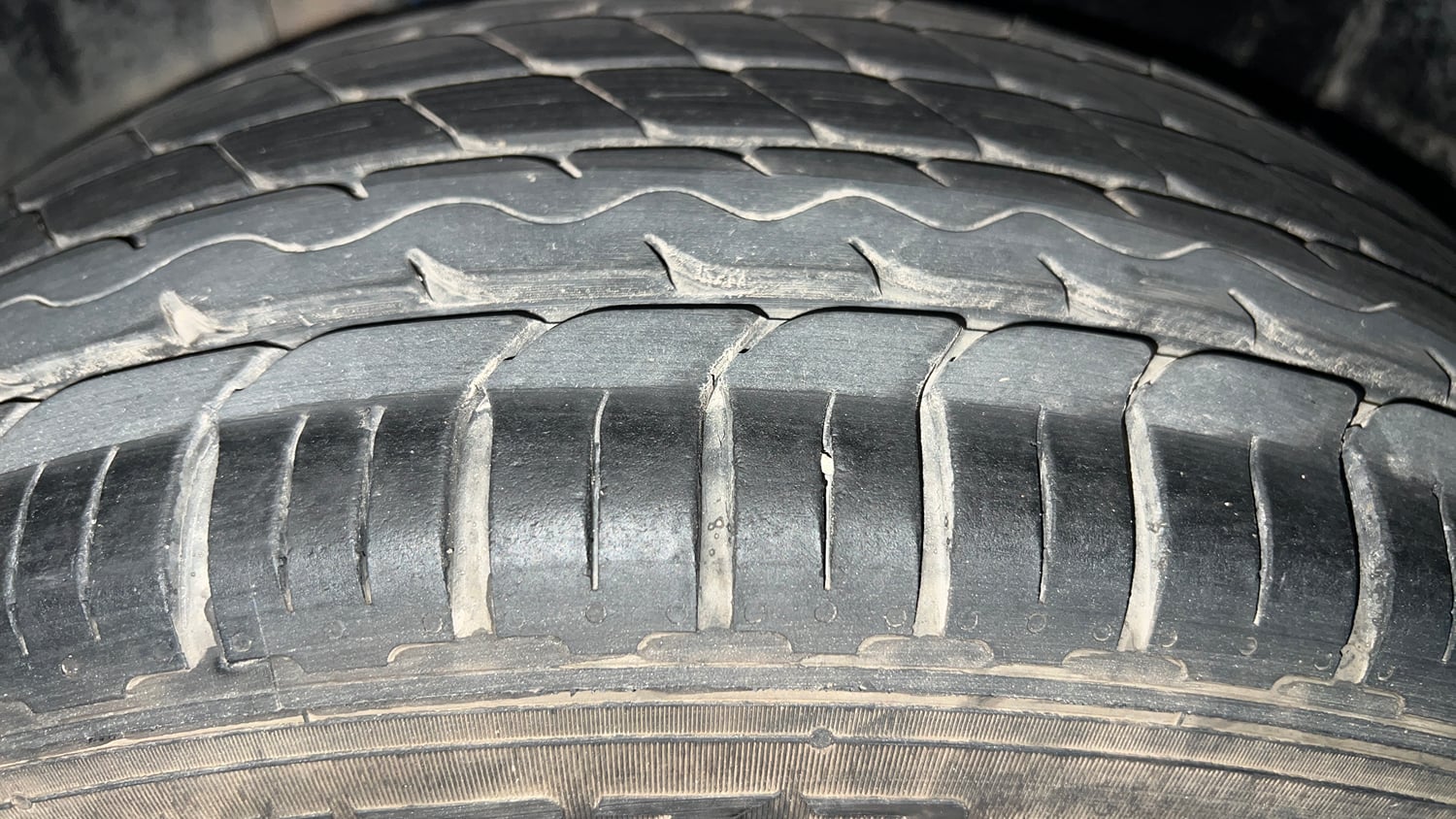Used 2022 Maruti Suzuki XL6 Zeta MT Petrol Petrol Manual tyres RIGHT REAR TYRE TREAD VIEW