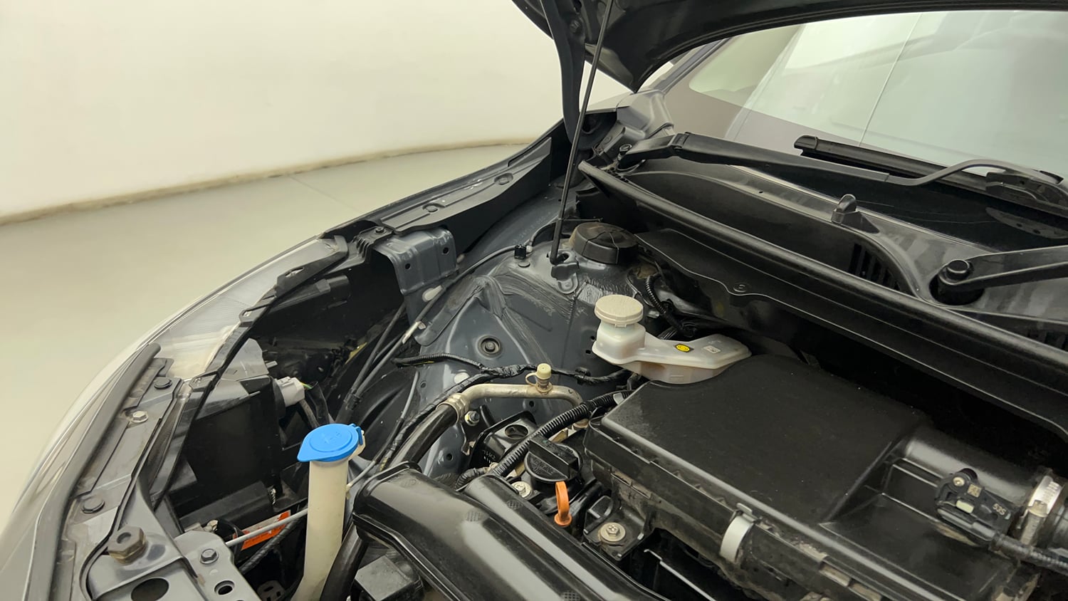 Used 2023 Maruti Suzuki Baleno Zeta MT Petrol Manual engine ENGINE RIGHT SIDE HINGE & APRON VIEW