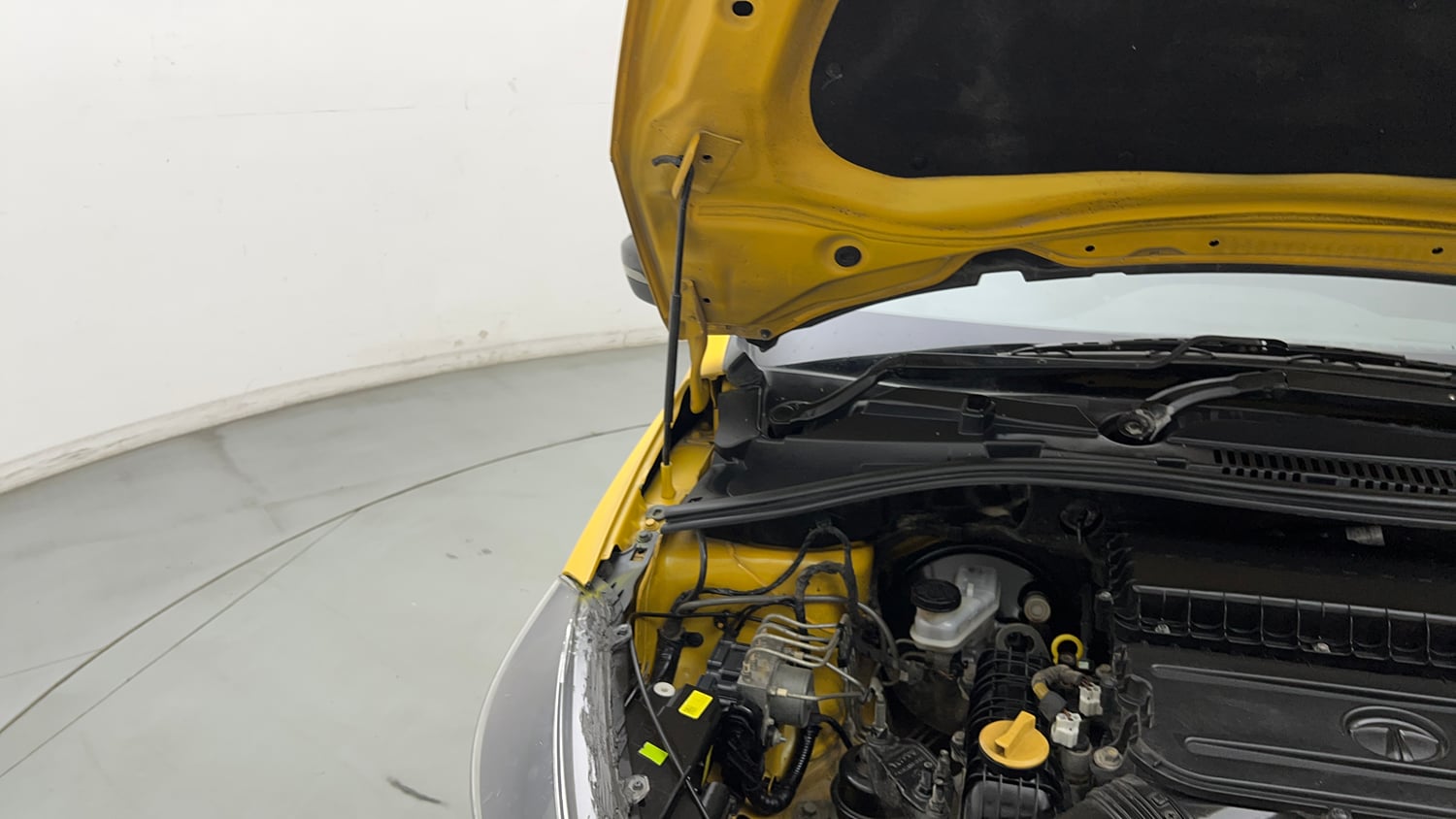 Used 2020 Tata Tiago XZA Plus Petrol Automatic engine ENGINE RIGHT SIDE HINGE & APRON VIEW
