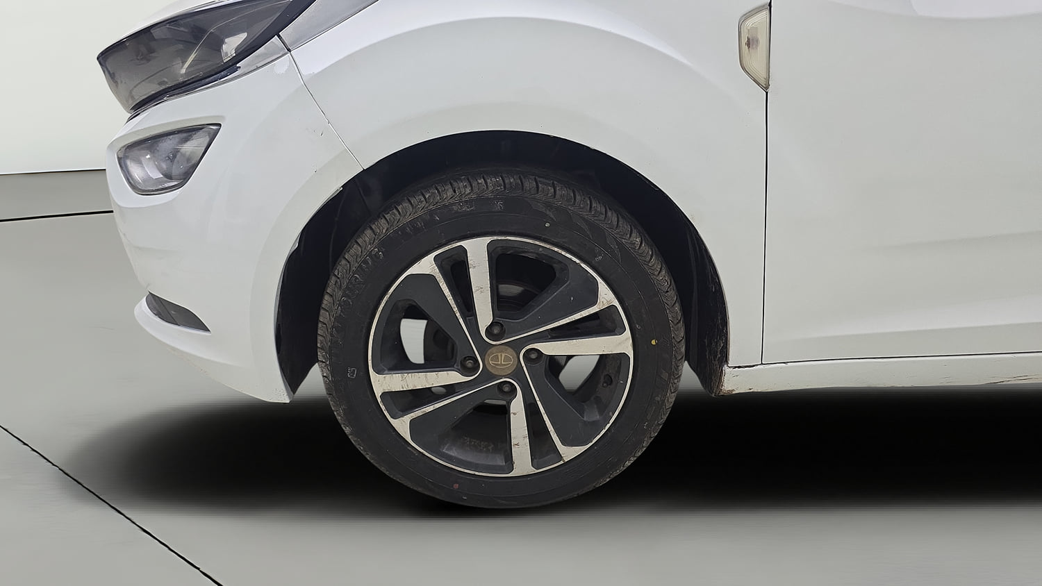 Used 2020 Tata Altroz XZ Petrol Petrol Manual tyres LEFT FRONT TYRE RIM VIEW