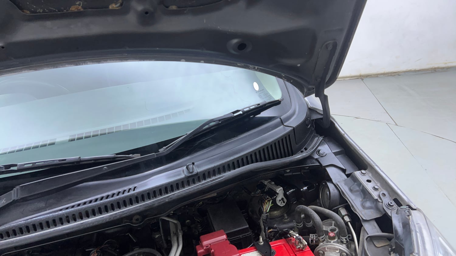 Used 2012 Maruti Suzuki Wagon R 1.0 LXi CNG Cng Manual engine ENGINE LEFT SIDE HINGE & APRON VIEW
