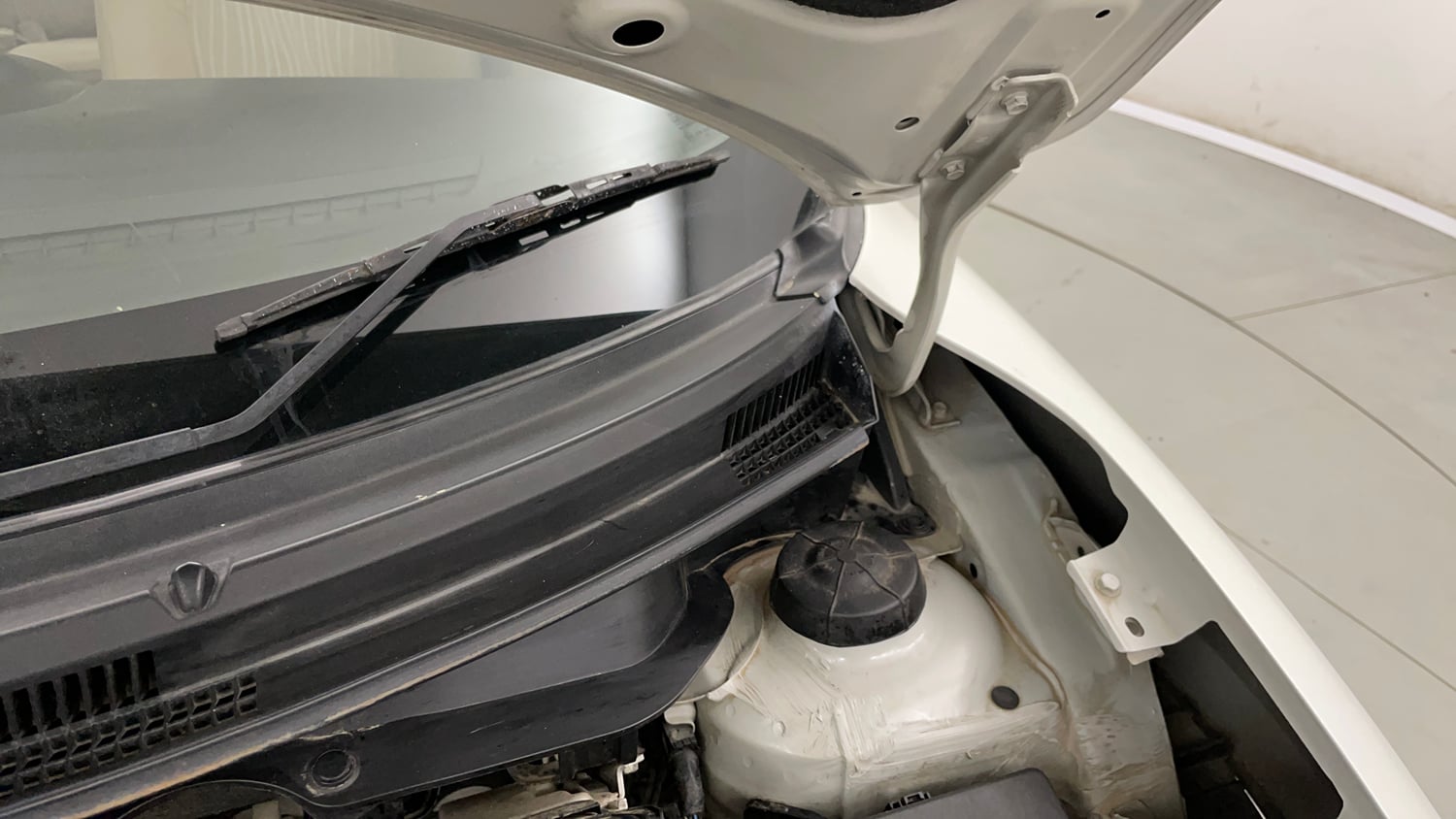 Used 2019 Maruti Suzuki Dzire VXi AMT Petrol Automatic engine ENGINE LEFT SIDE HINGE & APRON VIEW