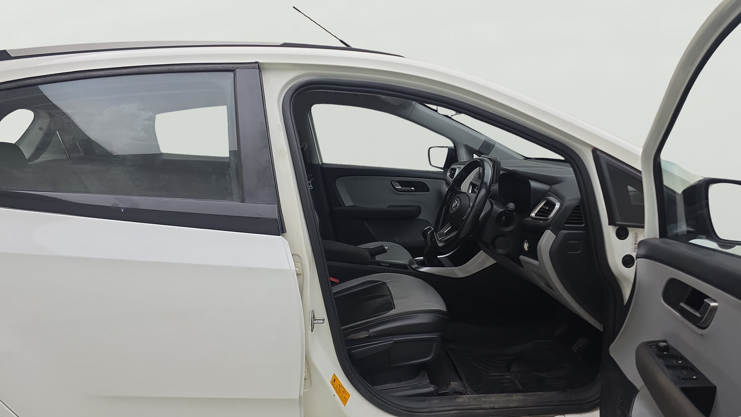 Used 2020 Tata Altroz XZ Petrol Petrol Manual interior RIGHT SIDE FRONT DOOR CABIN VIEW