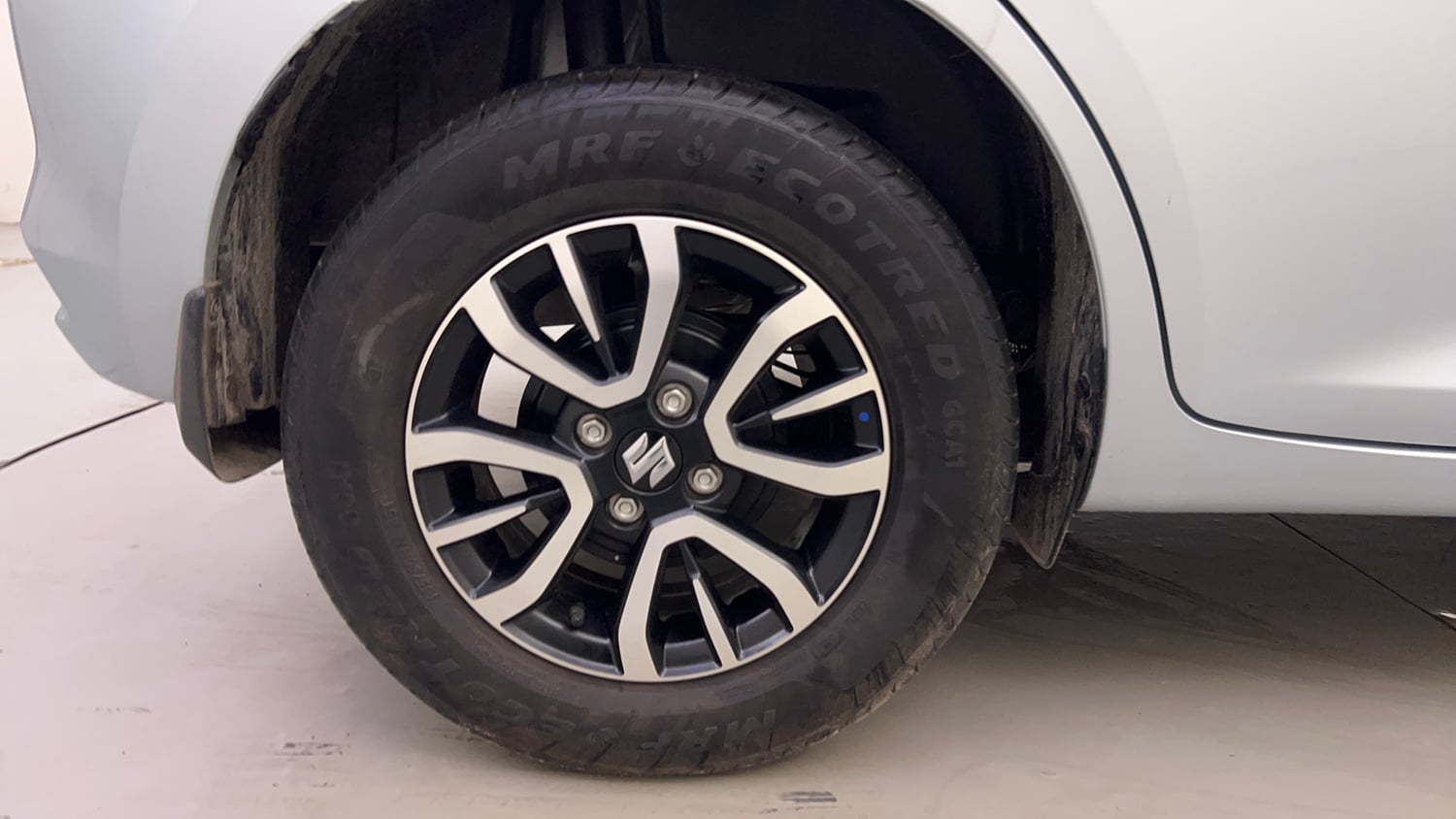 Used 2026 Maruti Suzuki Swift VXi (O) Petrol Manual tyres RIGHT REAR TYRE RIM VIEW