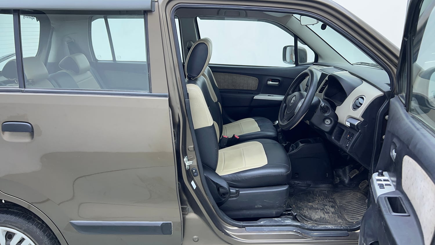Used 2014 Maruti Suzuki Wagon R VXI Petrol Manual interior RIGHT SIDE FRONT DOOR CABIN VIEW