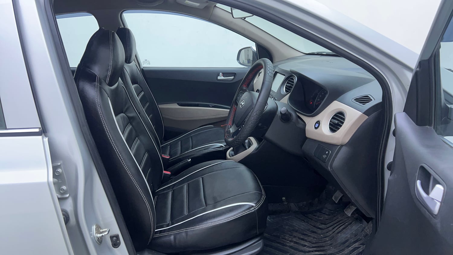 Used 2018 Hyundai Grand i10 Asta 1.2 Kappa VTVT Petrol Manual interior RIGHT SIDE FRONT DOOR CABIN VIEW