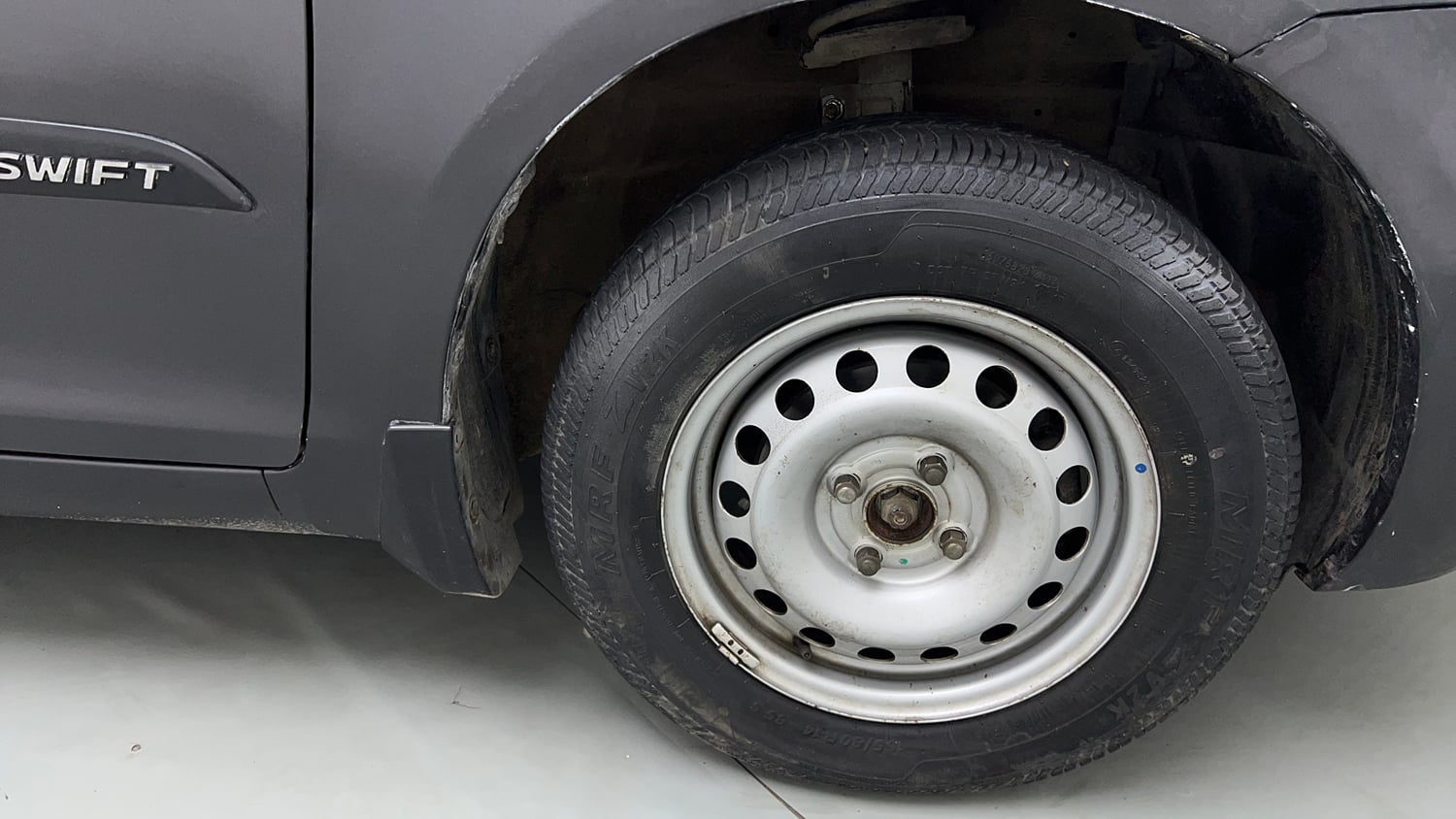 Used 2017 Maruti Suzuki Swift Lxi (O) Petrol Manual tyres RIGHT FRONT TYRE RIM VIEW