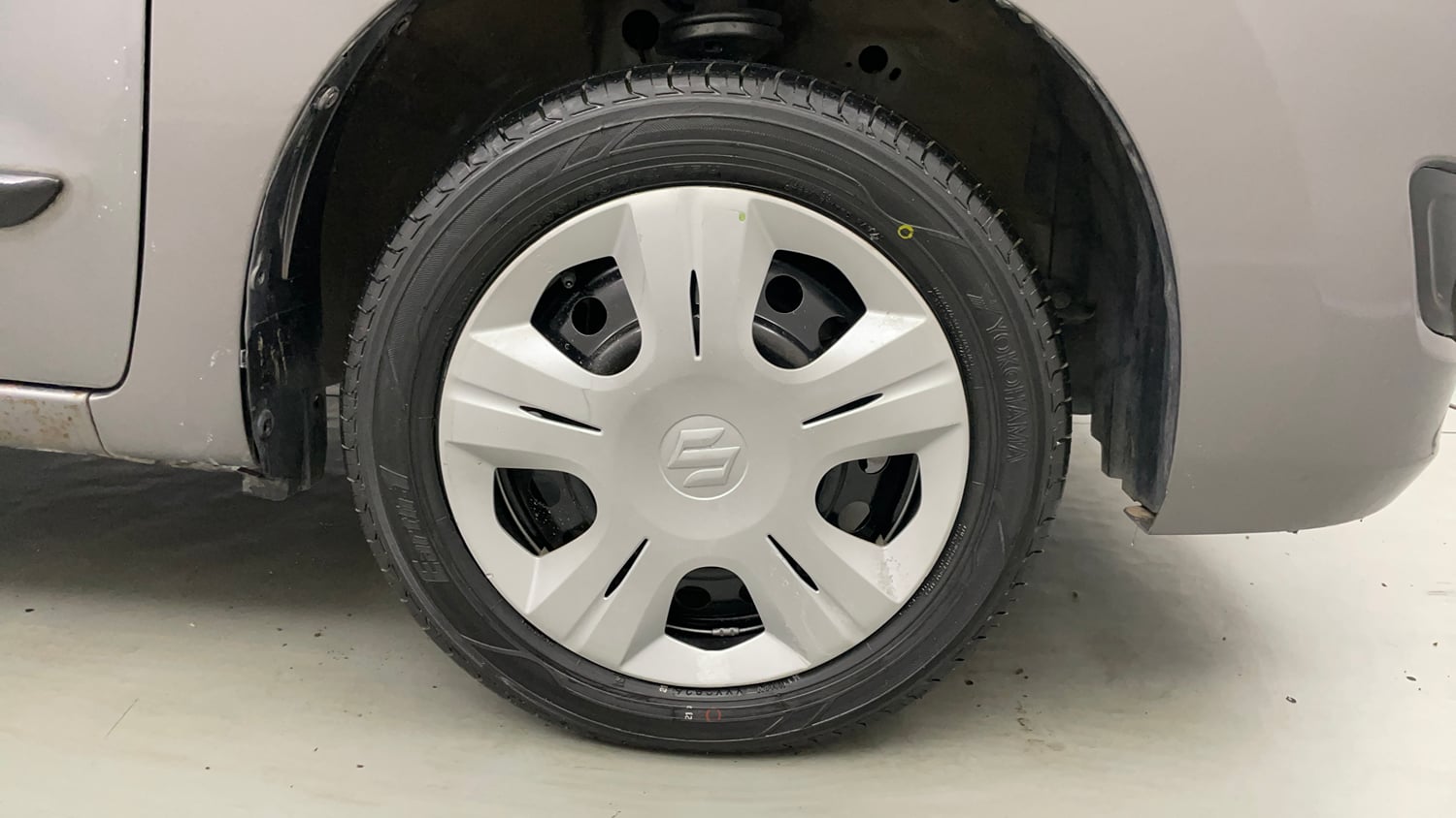 Used 2015 Maruti Suzuki Wagon R VXI Petrol Manual tyres RIGHT FRONT TYRE RIM VIEW
