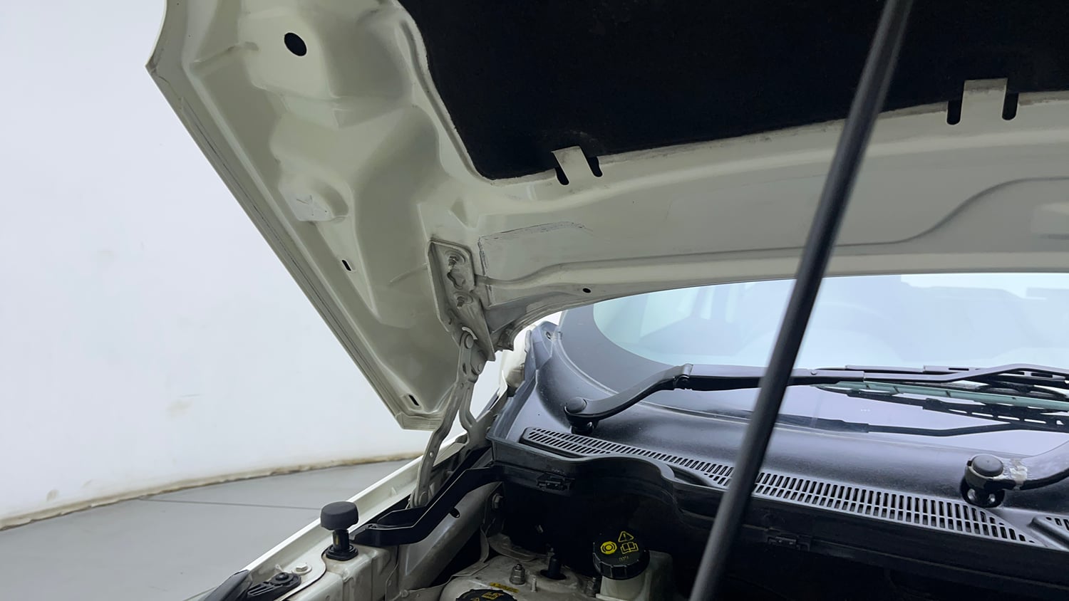 Used 2015 Ford EcoSport Titanium 1.5 TDCi (Opt) Diesel Manual engine ENGINE RIGHT SIDE HINGE & APRON VIEW