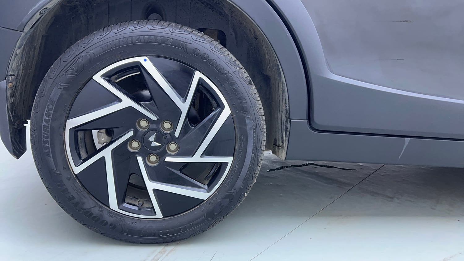 Used 2025 Mahindra XUV 3XO AX7 1.2 Petrol AT Petrol Automatic tyres RIGHT REAR TYRE RIM VIEW