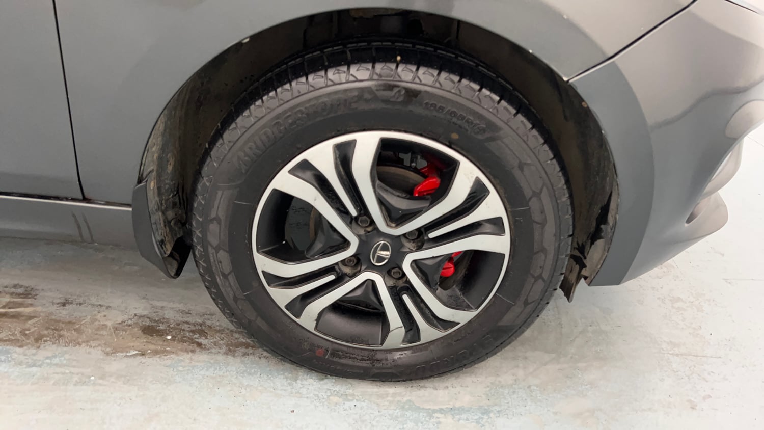 Used 2021 Tata Tiago XZ Petrol Manual tyres RIGHT FRONT TYRE RIM VIEW