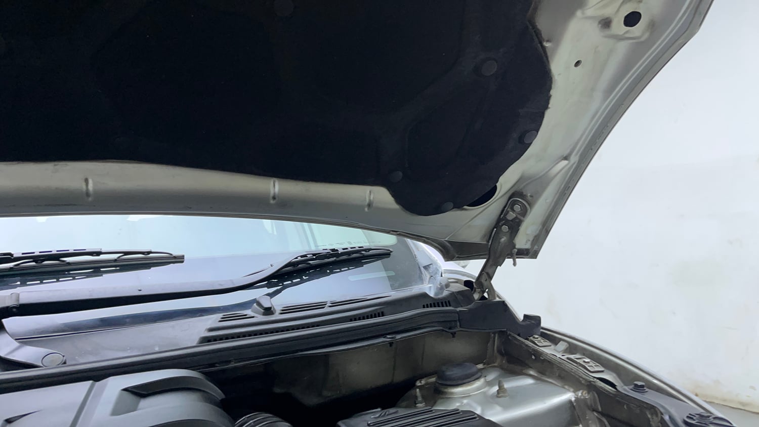 Used 2017 Mahindra XUV500 W4 Diesel Manual engine ENGINE LEFT SIDE HINGE & APRON VIEW