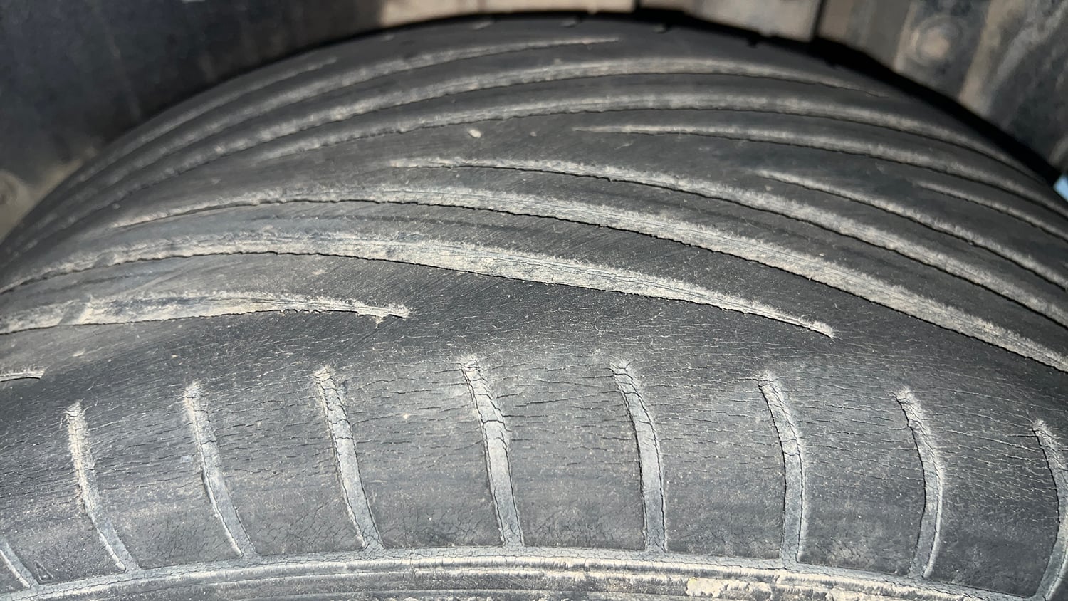 Used 2015 Maruti Suzuki Swift ZXi Petrol Manual tyres LEFT REAR TYRE TREAD VIEW