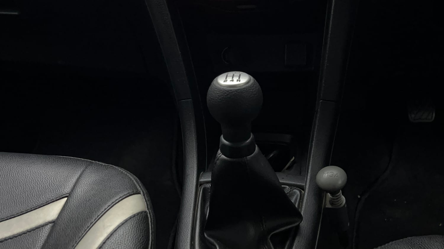 Used 2015 Maruti Suzuki Swift ZXi Petrol Manual interior GEAR  KNOB VIEW