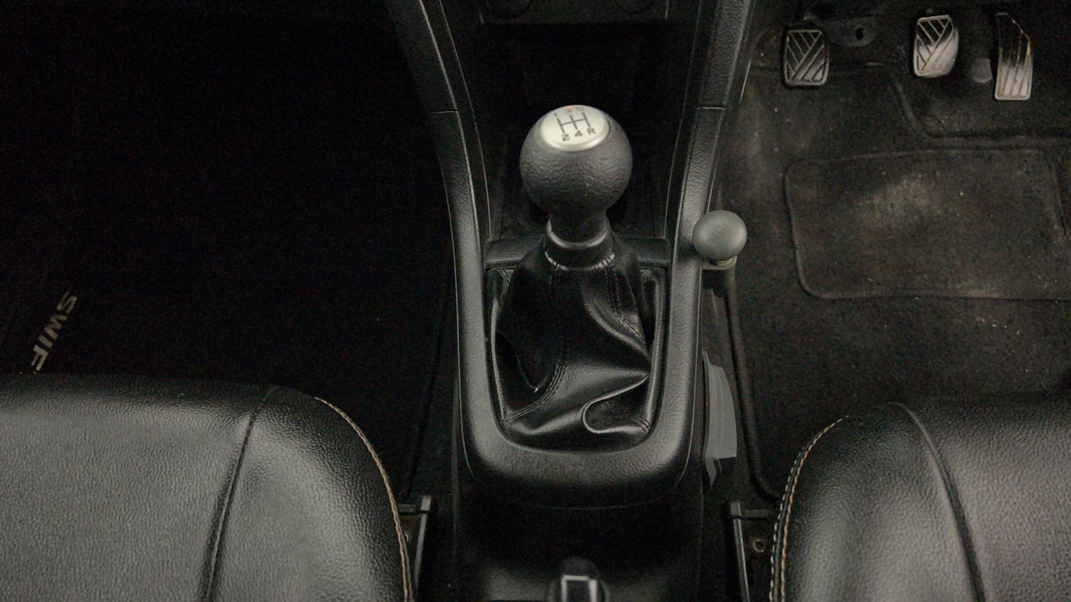 Used 2017 Maruti Suzuki Swift LXi Petrol Manual interior GEAR  KNOB VIEW