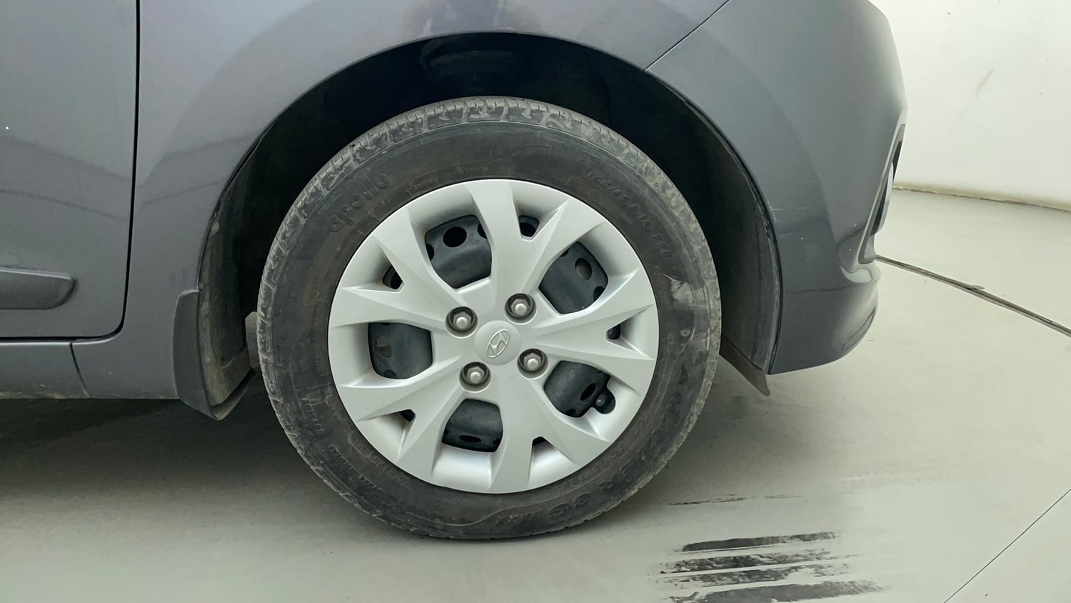 Used 2016 Hyundai Grand i10 Magna AT 1.2 Kappa VTVT Petrol Automatic tyres RIGHT FRONT TYRE RIM VIEW