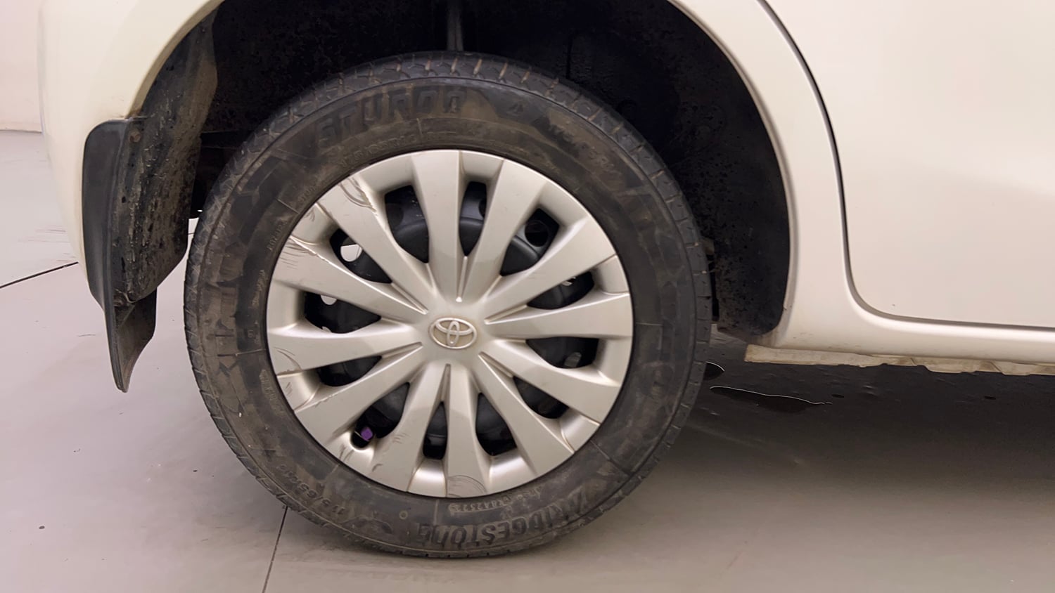 Used 2013 Toyota Etios Liva G Petrol Manual tyres RIGHT REAR TYRE RIM VIEW