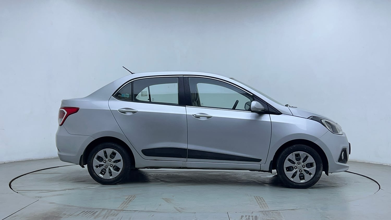 Used 2015 Hyundai Xcent S 1.2 Petrol Manual exterior RIGHT SIDE VIEW