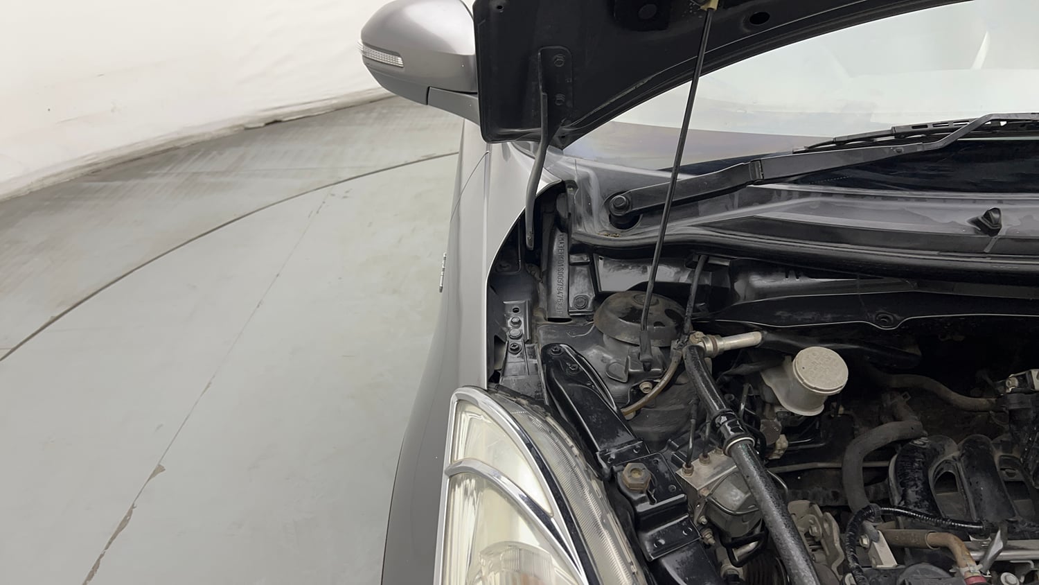Used 2015 Maruti Suzuki Swift ZXi Petrol Manual engine ENGINE RIGHT SIDE HINGE & APRON VIEW