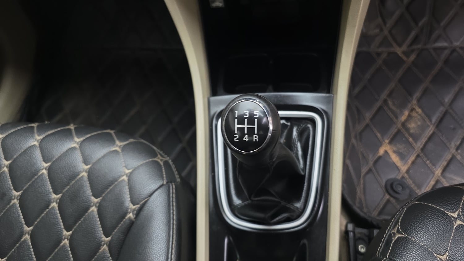 Used 2019 Maruti Suzuki Ciaz Delta Hybrid 1.5 Petrol Manual interior GEAR  KNOB VIEW