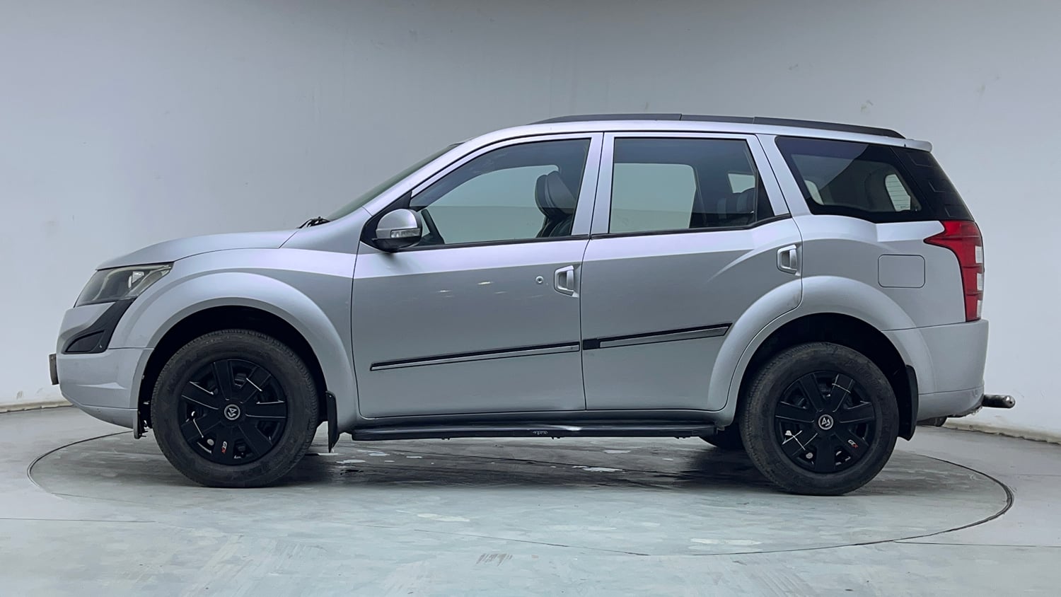 Used 2017 Mahindra XUV500 W4 Diesel Manual exterior LEFT SIDE VIEW