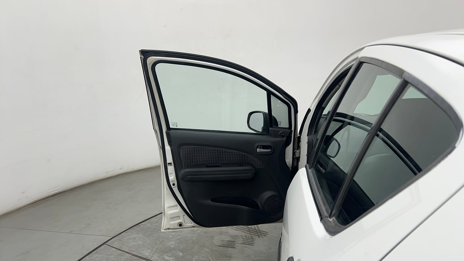 Used 2013 Maruti Suzuki Ritz Vxi BS-IV Petrol Manual interior LEFT FRONT DOOR OPEN VIEW