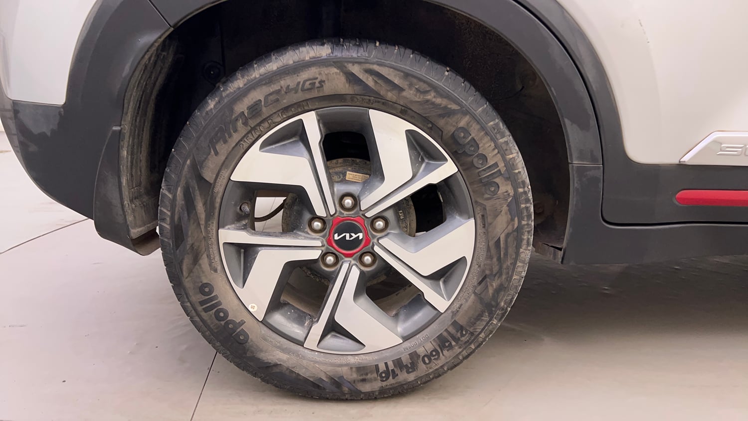 Used 2022 Kia Sonet GTX Plus 1.0 DCT Petrol Automatic tyres RIGHT REAR TYRE RIM VIEW
