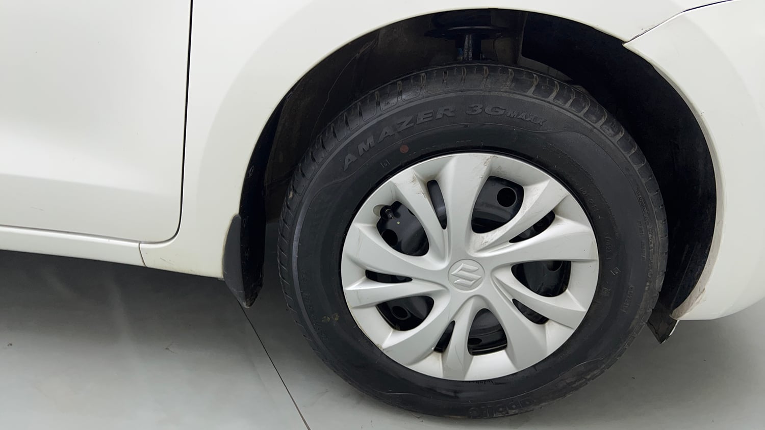 Used 2022 Maruti Suzuki Swift VXi Petrol Manual tyres RIGHT FRONT TYRE RIM VIEW