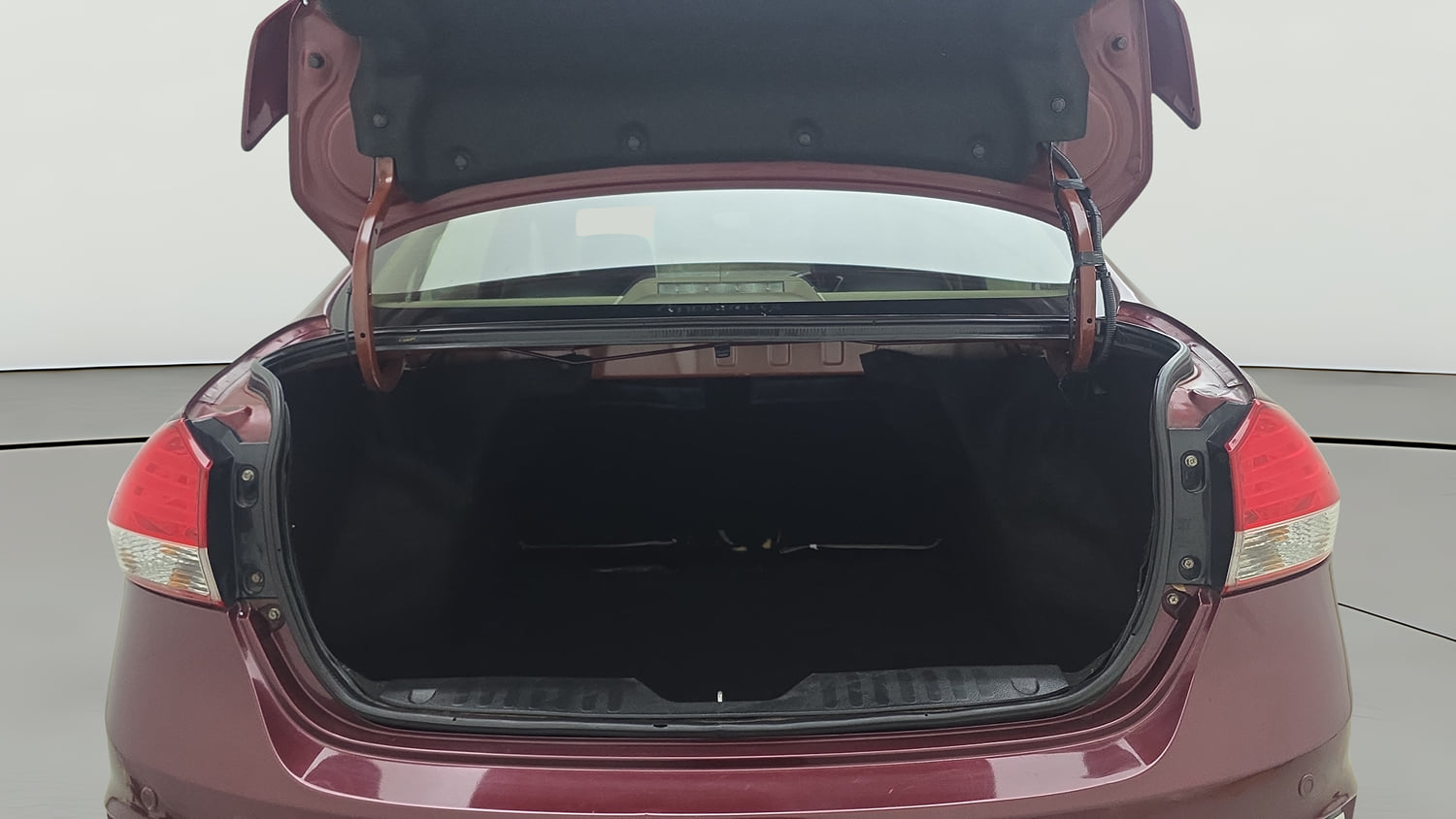 Used 2019 Maruti Suzuki Ciaz Delta Hybrid 1.5 Petrol Manual interior DICKY INSIDE VIEW