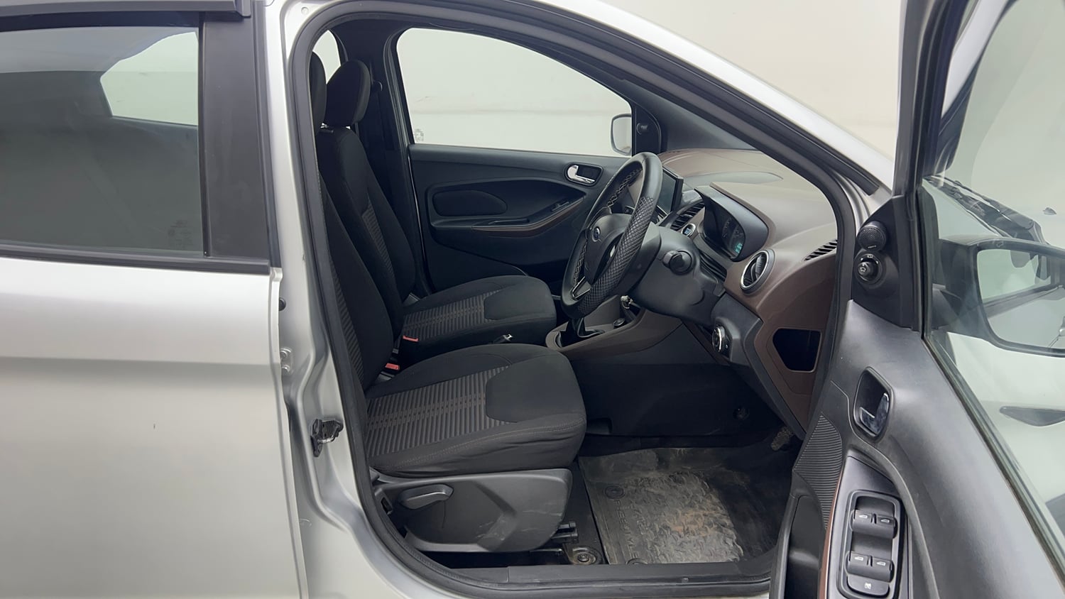 Used 2018 Ford Freestyle Titanium 1.2 Ti-VCT Petrol Manual interior RIGHT SIDE FRONT DOOR CABIN VIEW