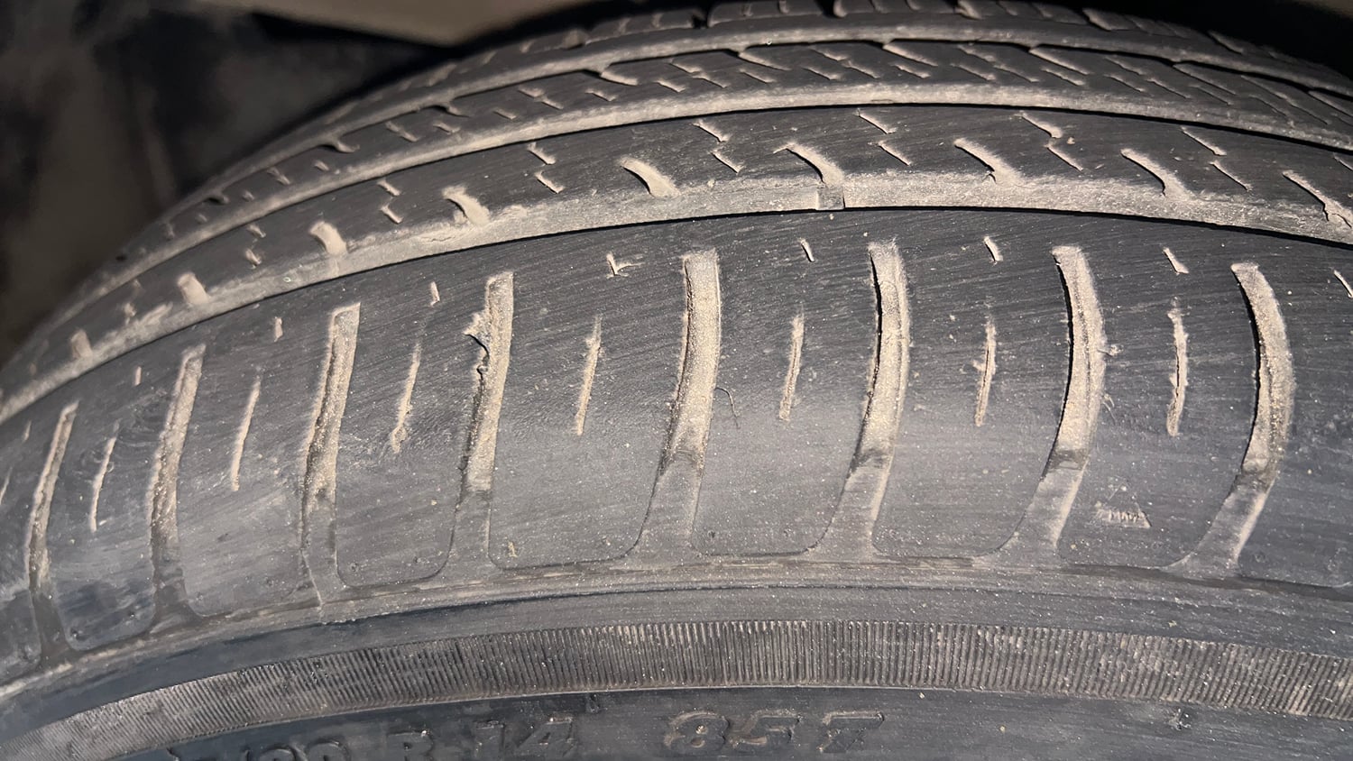 Used 2022 Maruti Suzuki Swift VXi Petrol Manual tyres LEFT FRONT TYRE TREAD VIEW