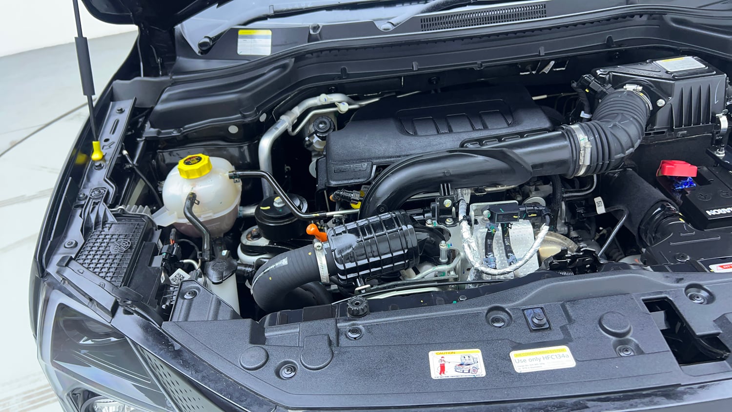 Used 2025 Mahindra XUV 3XO AX7 1.2 Petrol AT Petrol Automatic engine ENGINE RIGHT SIDE VIEW