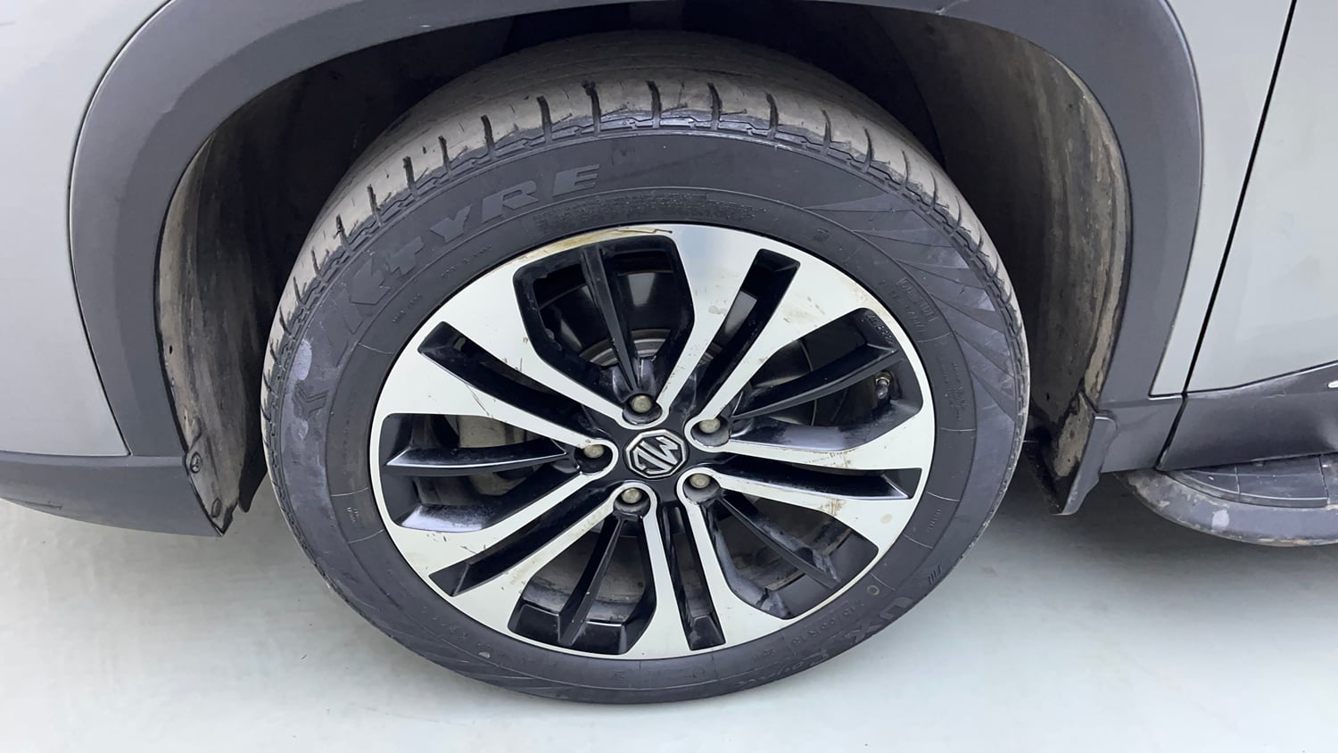 Used 2022 MG Motors Hector Plus Sharp 2.0 Diesel Turbo MT 6-STR Diesel Manual tyres LEFT FRONT TYRE RIM VIEW
