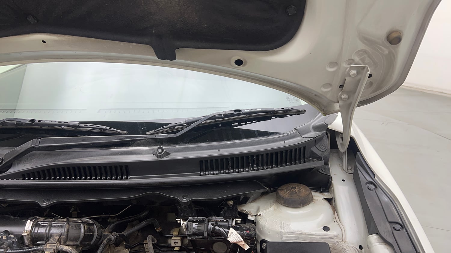 Used 2023 Maruti Suzuki Baleno Delta AGS Petrol Automatic engine ENGINE LEFT SIDE HINGE & APRON VIEW