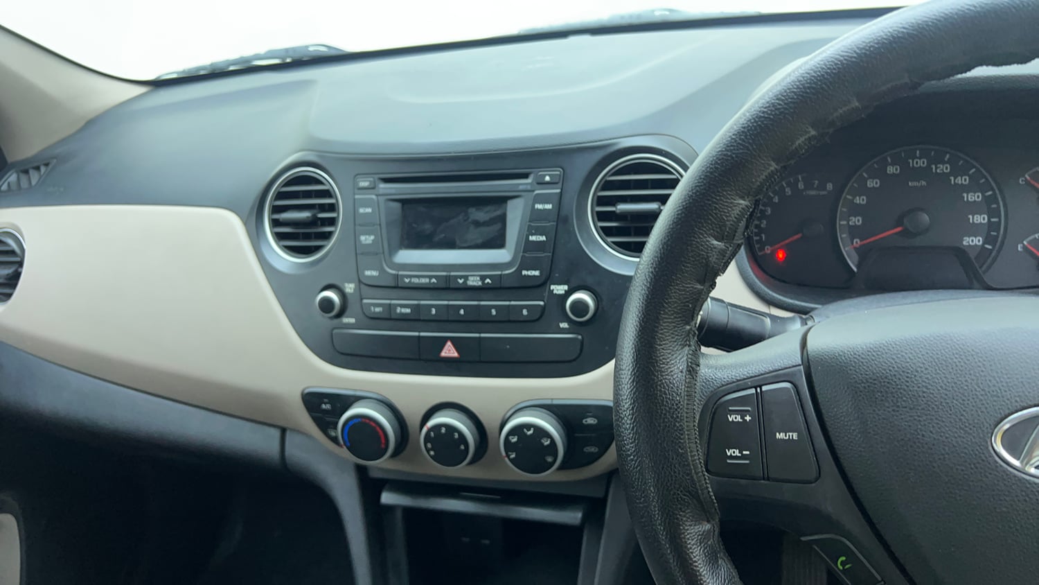 Used 2015 Hyundai Xcent SX 1.2 Petrol Manual top_features Integrated (in-dash) music system