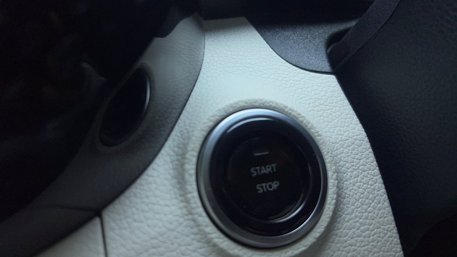 Used 2025 Mahindra XUV 3XO AX7 1.2 Petrol AT Petrol Automatic top_features Keyless start