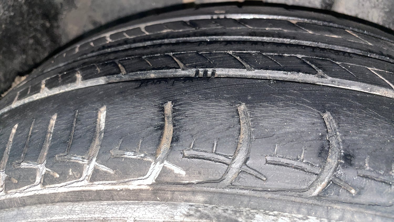 Used 2017 Maruti Suzuki Ertiga ZXI+ Petrol Manual tyres RIGHT REAR TYRE TREAD VIEW