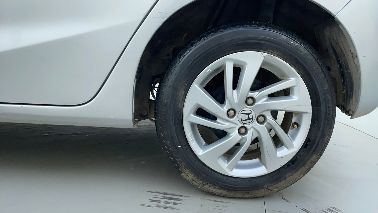 Used 2015 Honda Jazz V AT Petrol Petrol Automatic tyres LEFT REAR TYRE RIM VIEW