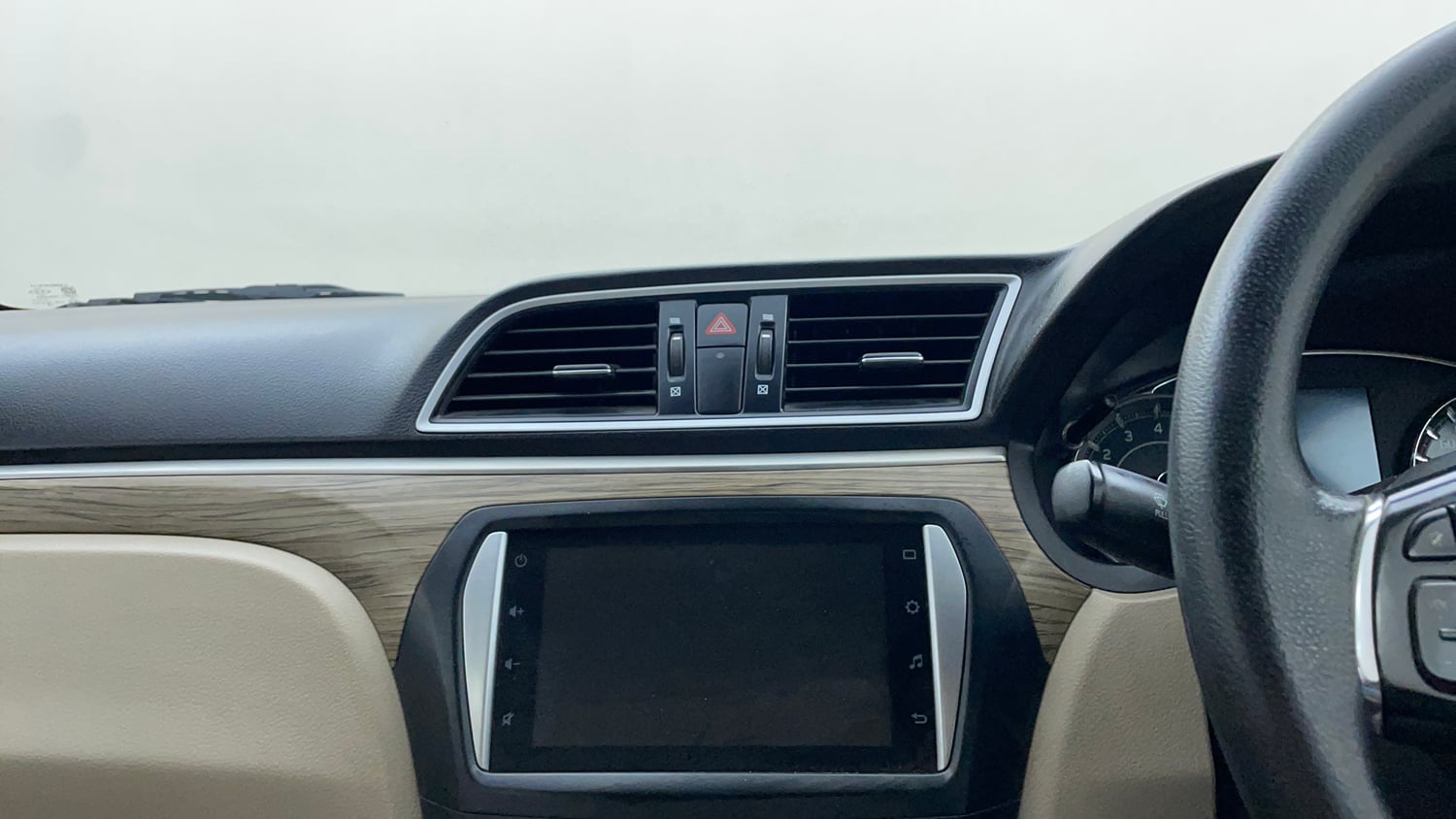 Used 2022 Maruti Suzuki Ciaz Zeta 1.5 Petrol Manual top_features Integrated (in-dash) music system