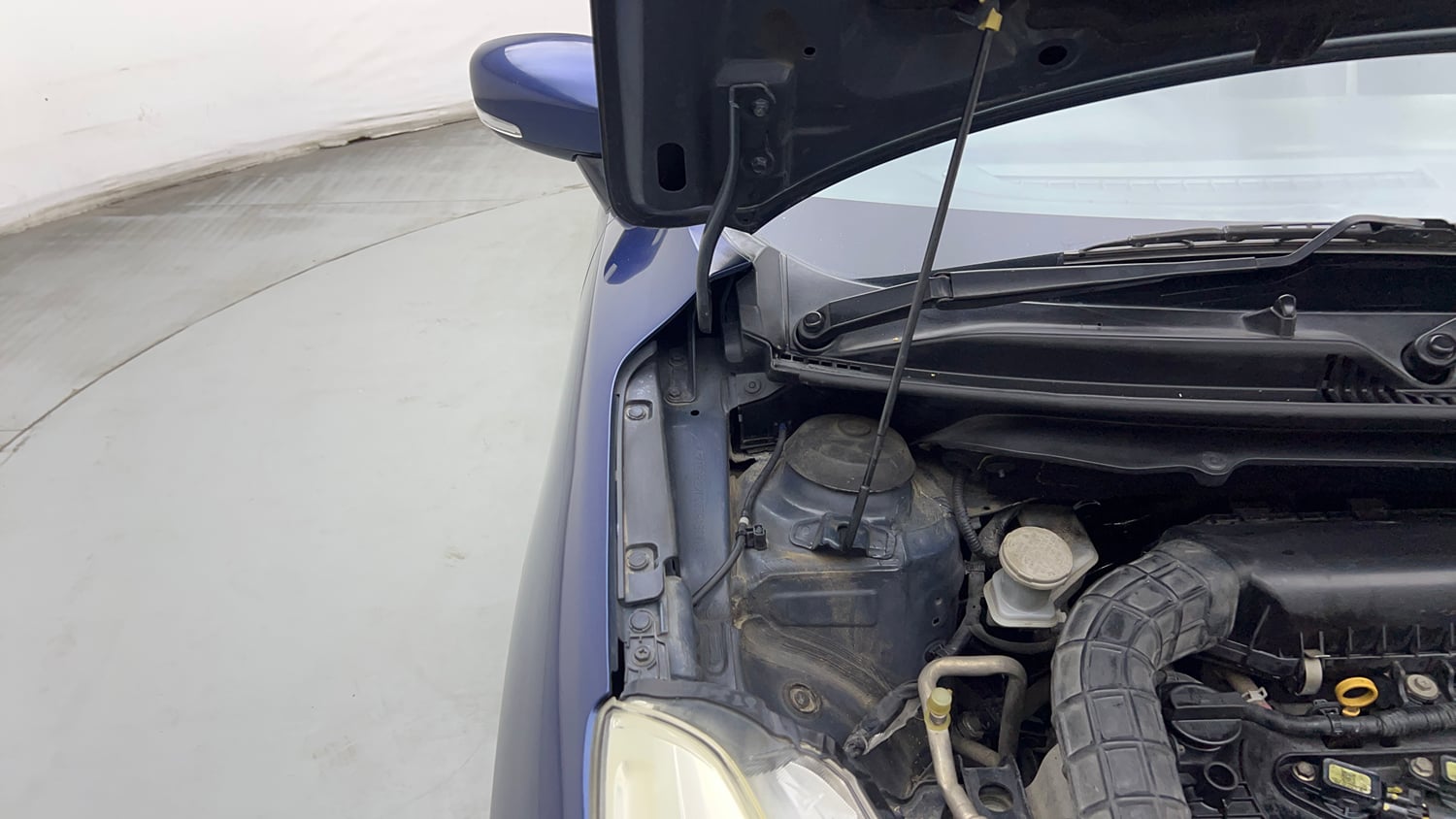 Used 2018 Maruti Suzuki Baleno Delta 1.2 Petrol Manual engine ENGINE RIGHT SIDE HINGE & APRON VIEW