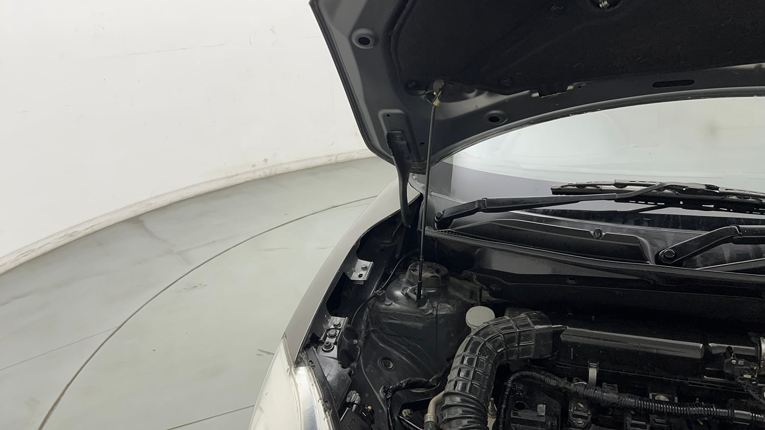 Used 2020 Maruti Suzuki Dzire VXi Petrol Manual engine ENGINE RIGHT SIDE HINGE & APRON VIEW